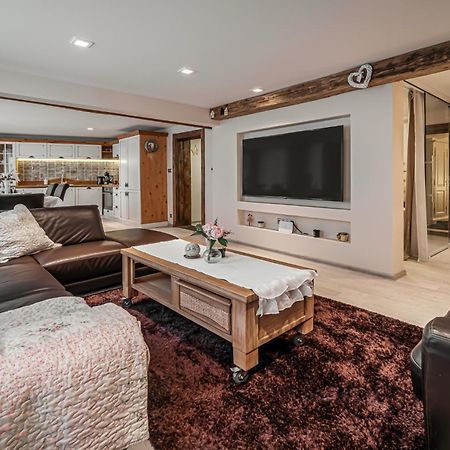 Luxurious And Royal Apartment In The Old Town Bratislava Exterior foto
