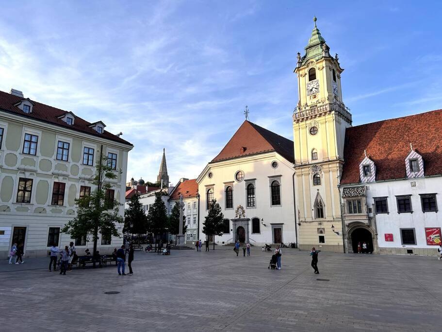 Luxurious And Royal Apartment In The Old Town Bratislava Exterior foto